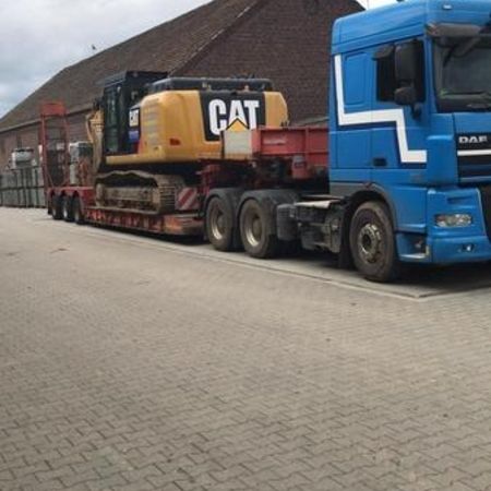 Bagger wird transportiert