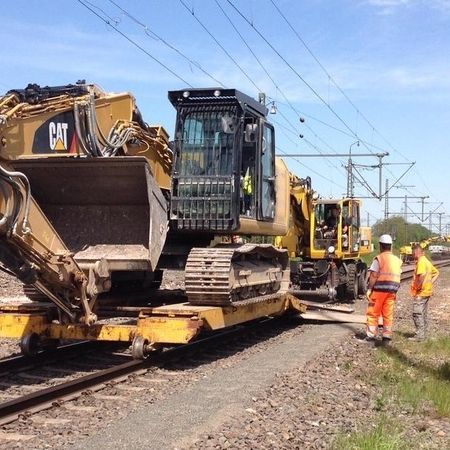 Ein Bagger auf den Schienen
