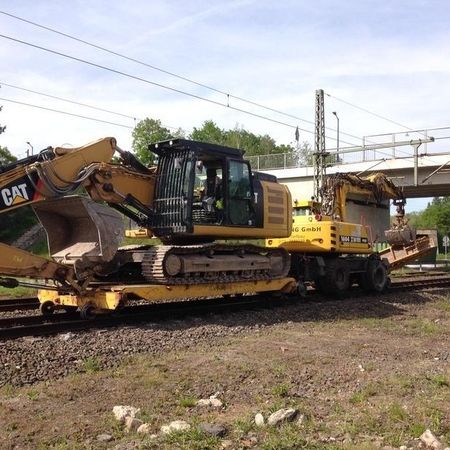 Ein Bagger wird auf den Schienen transportiert
