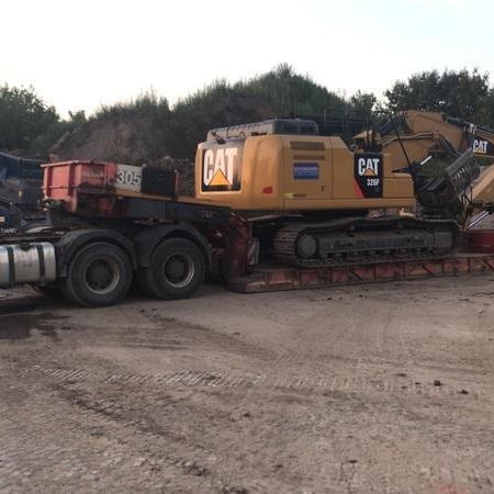 Ein Bagger  wird transportiert