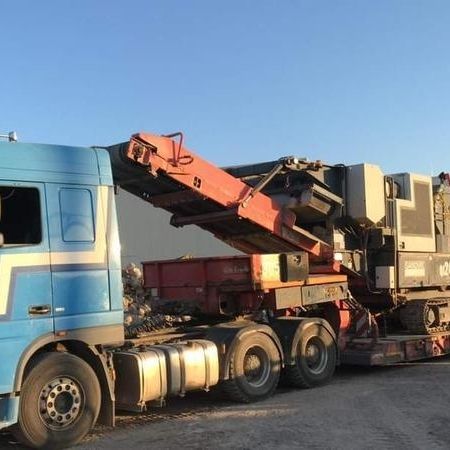 Ein großer Bagger wird transportiert