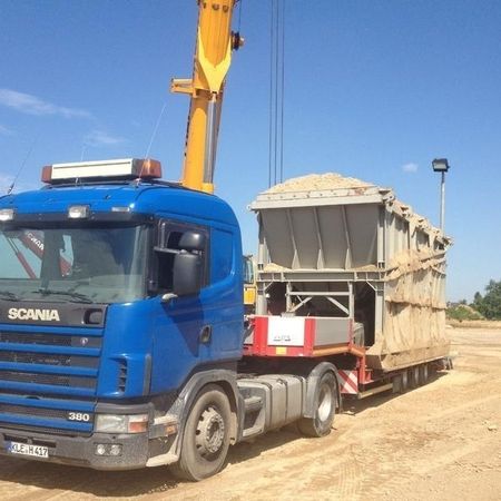 Ein Laster wird beladen