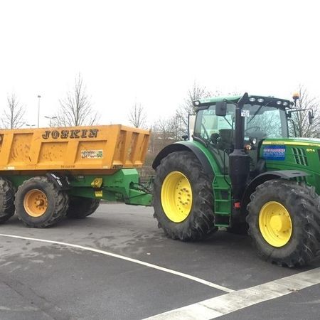 Ein Traktor mit Anhänger