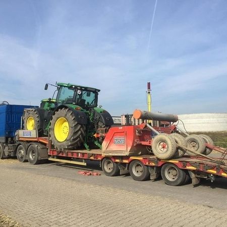 Ein Traktor wird transportiert