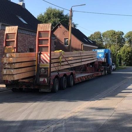 Schwertransport auf der Straße