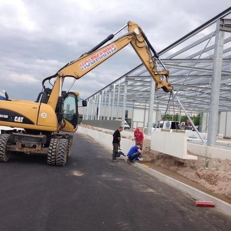 Ein Bagger beim Straßenbau