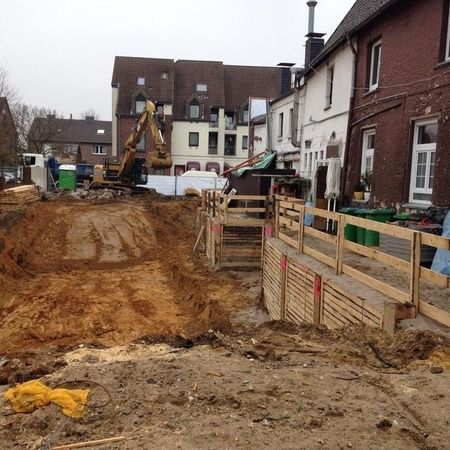 Ein Bagger buddelt ein großes Loch