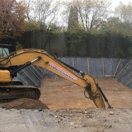 Ein Bagger hebt ein Loch aus