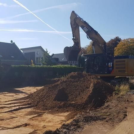 Ein Bagger mit einer großen Schaufel