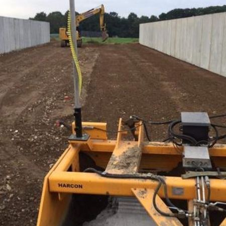 Ein Feld wird für den Bau vorbereitet