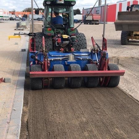 Ein Traktor bereitet die Straße vor