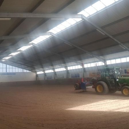 Traktor in einer Halle